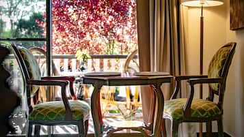 Suite Luxury, 1 letto queen, idromassaggio, vista giardino | 1 camera, biancheria da letto di alta qualità, insonorizzazione