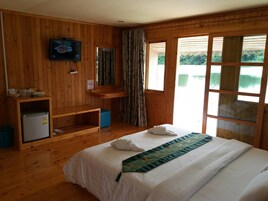 Deluxe River View Raft | Desk, rollaway beds, free WiFi, bed sheets