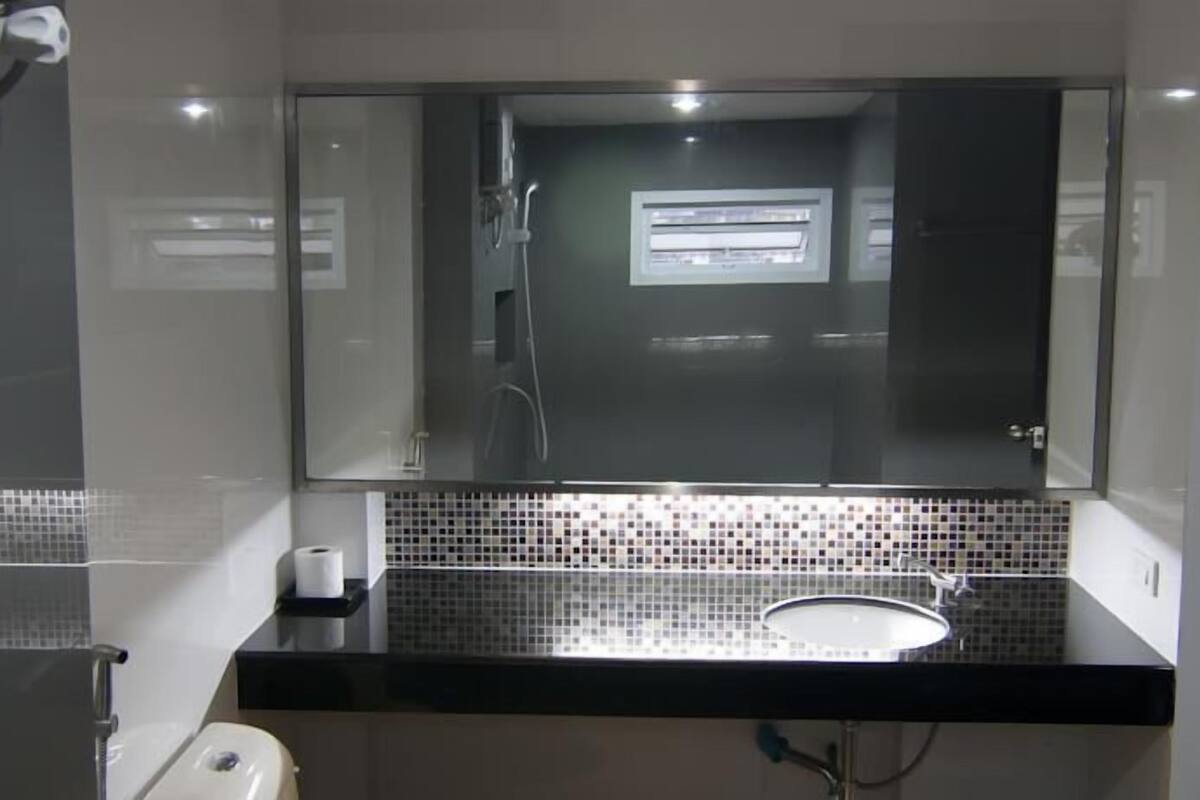 standard room, 1 double bed, city view | bathroom | shower, free toiletries, towels