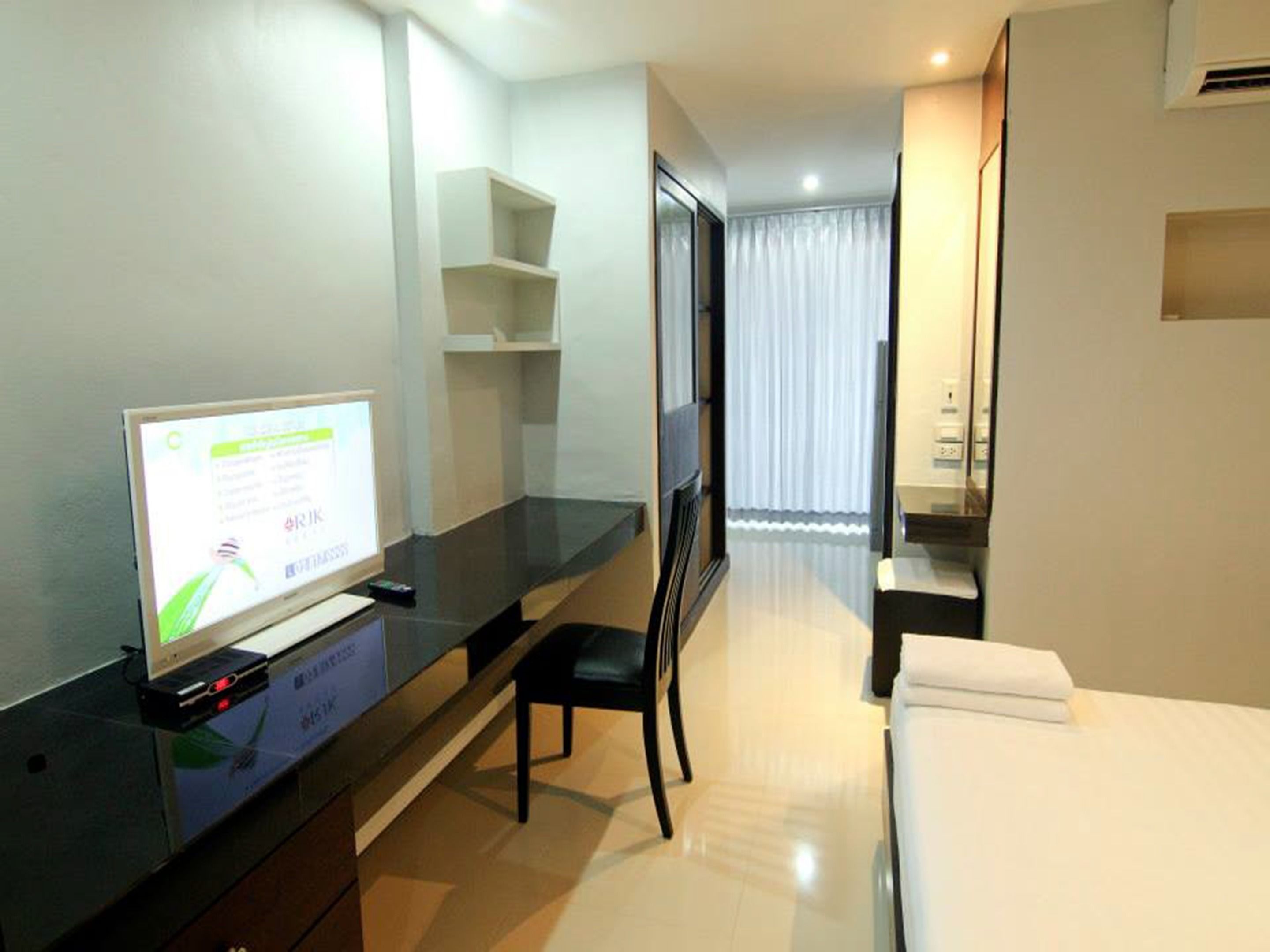 standard room, 1 double bed, city view | room amenity