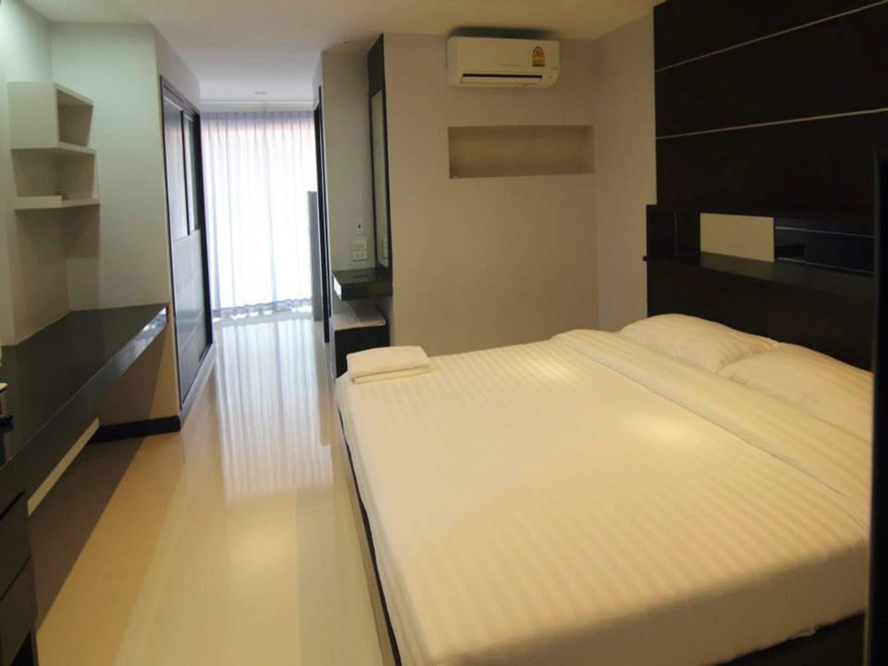 standard room, 1 double bed, city view | minibar, desk, free wifi