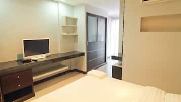 Standard Room, 1 Double Bed, City View | Room amenity