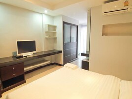 Standard Room, 1 Double Bed, City View | Room amenity