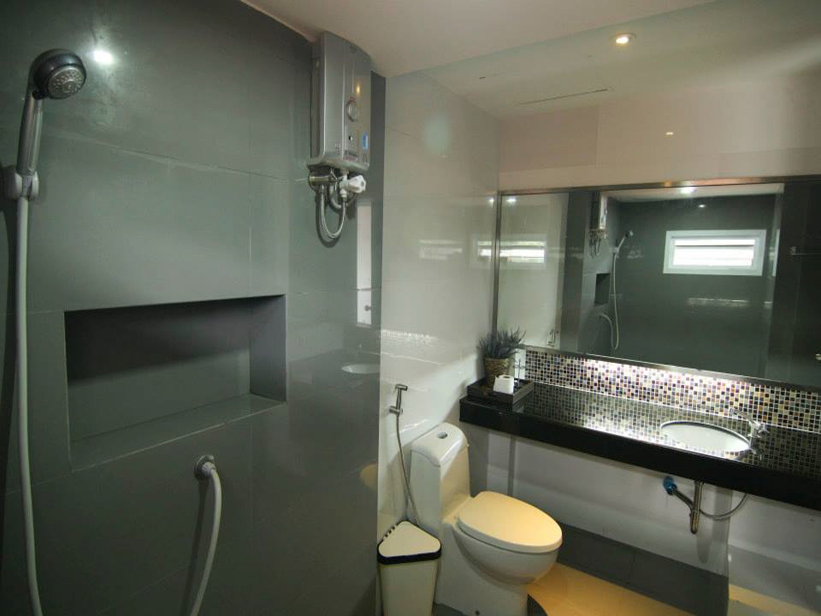 standard room, 1 double bed, city view | bathroom shower