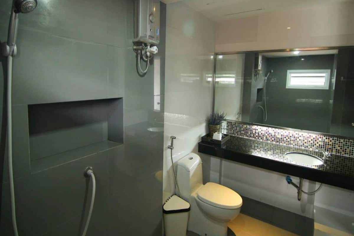 standard room, 1 double bed, city view | bathroom shower