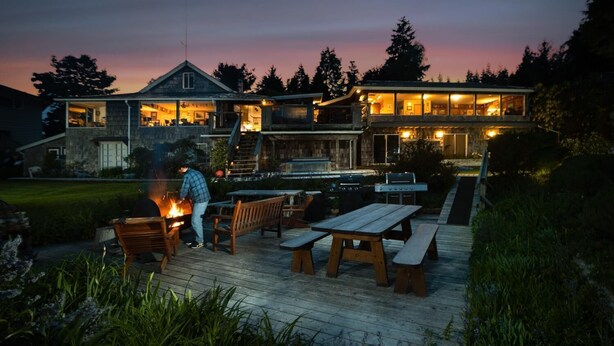 BBQ/picnic Area - Tofino Swell Lodge (Tofino)