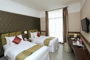 Frigobar, cofres nos quartos, escrivaninha, quartos à prova de som