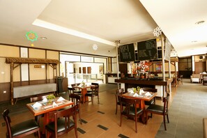 Café da manhã com buffet todos os dias (IDR 73000 por pessoa)