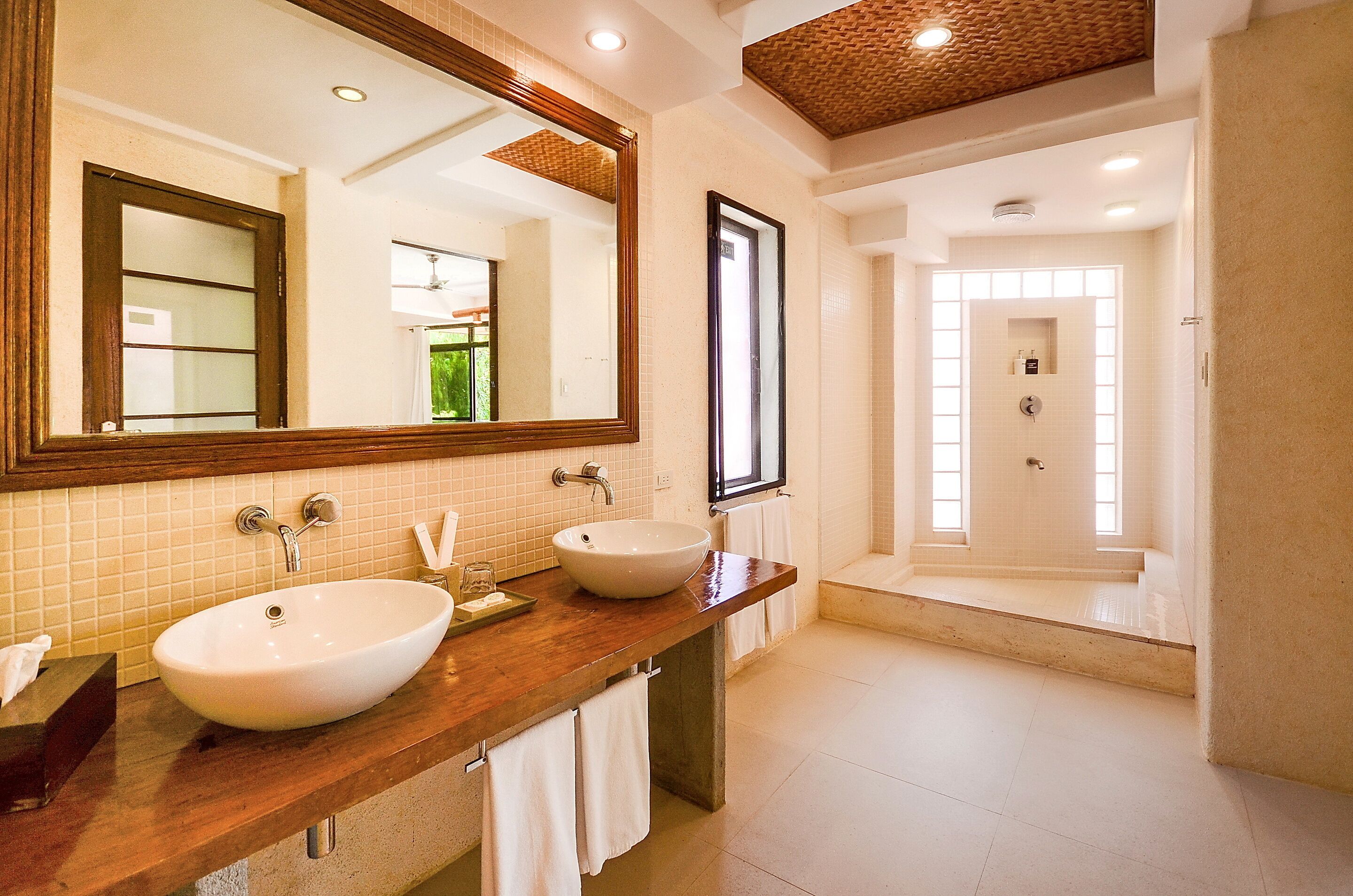 Suite « Premier » | Salle de bain | Douche, articles de toilette gratuits, sèche-cheveux, bidet