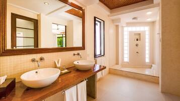 Suite « Premier » | Salle de bain | Douche, articles de toilette gratuits, sÚche-cheveux, bidet