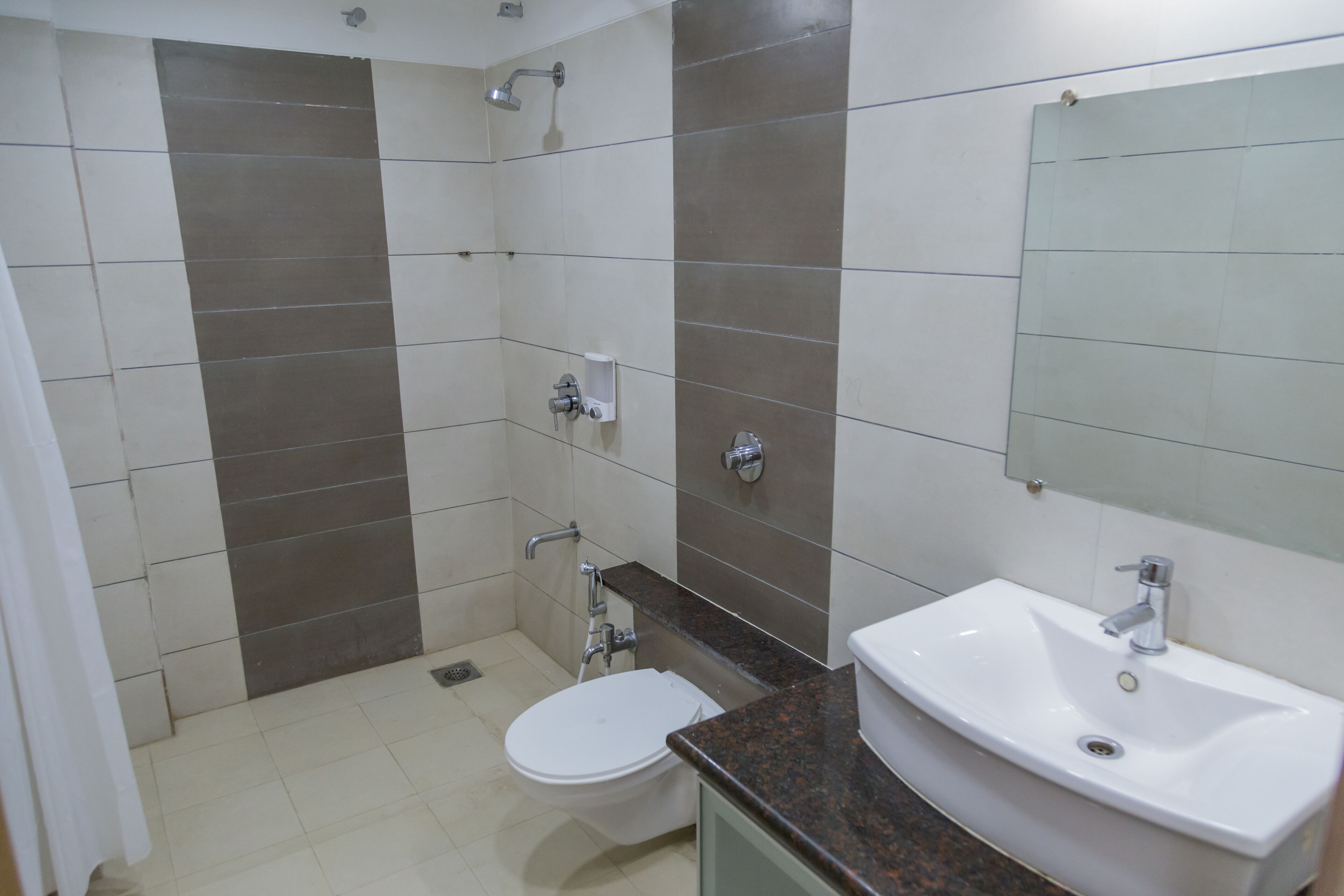 Queen Room | Bathroom | Shower, free toiletries, hair dryer, towels