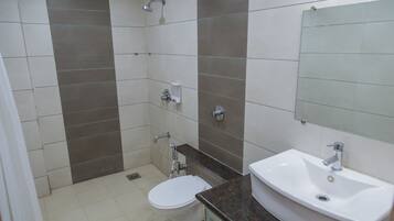 Queen Room | Bathroom | Shower, free toiletries, hair dryer, towels