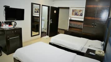 Superior Twin Room | Desk, iron/ironing board, free WiFi