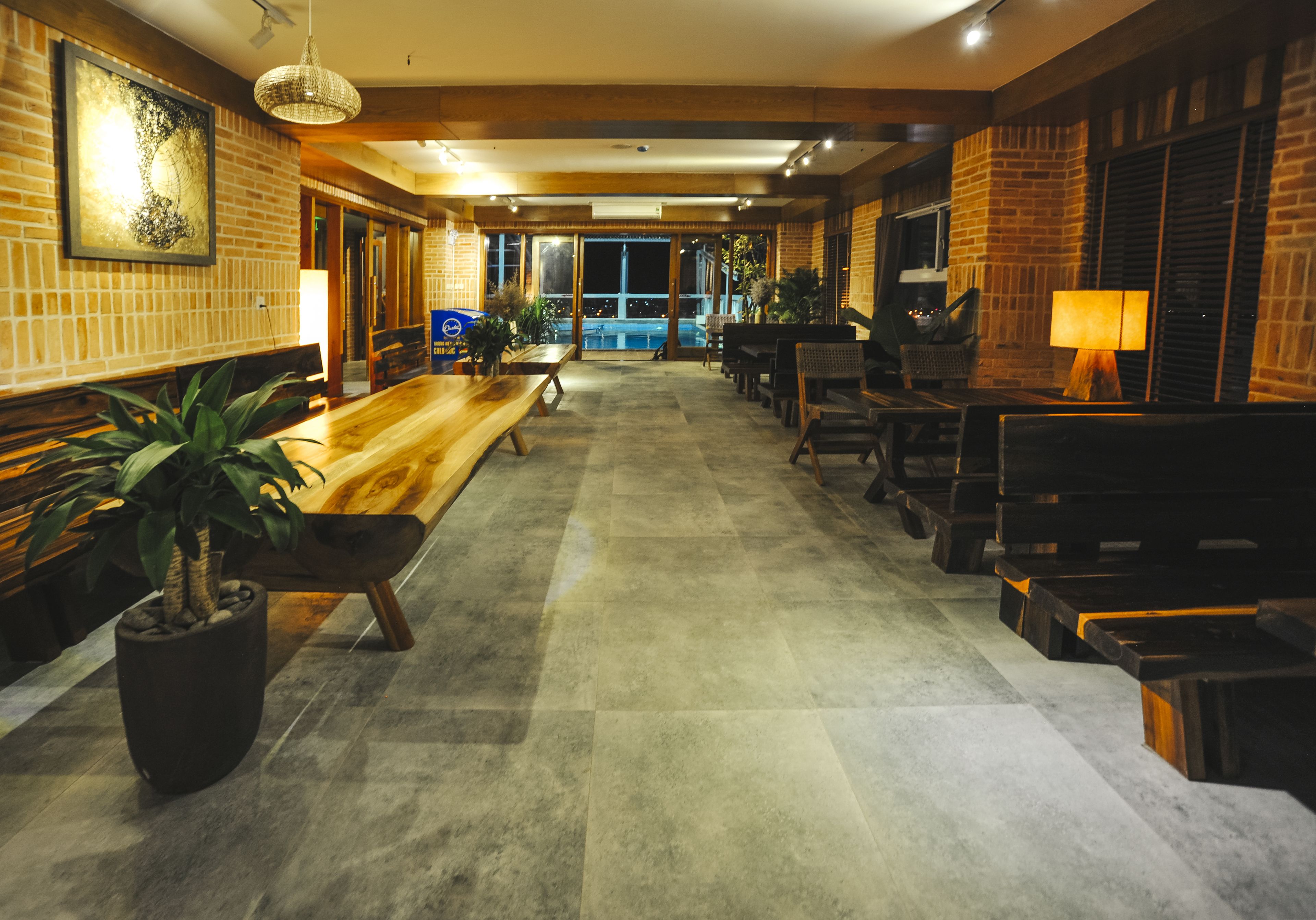 供应早餐、午餐和晚餐，国际美食