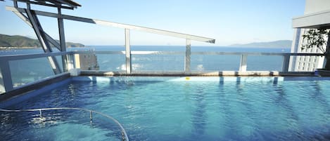 Piscine extérieure, chaises longues