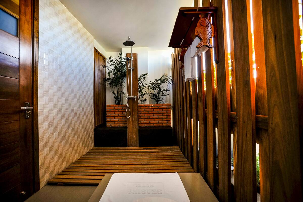 suite, sea view | bathroom | shower, free toiletries, hair dryer, bathrobes