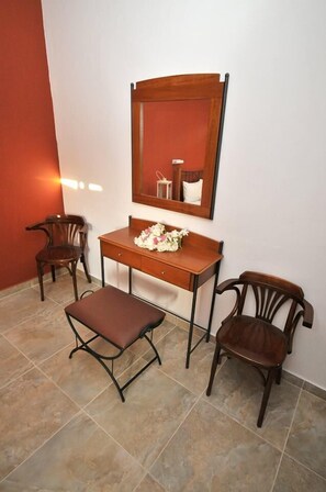 Double or Twin Room | Living area | TV - Hotel Galaxy (Aegina)