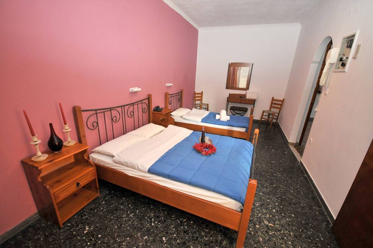 Habitación triple | Caja fuerte, wifi gratis, ropa de cama