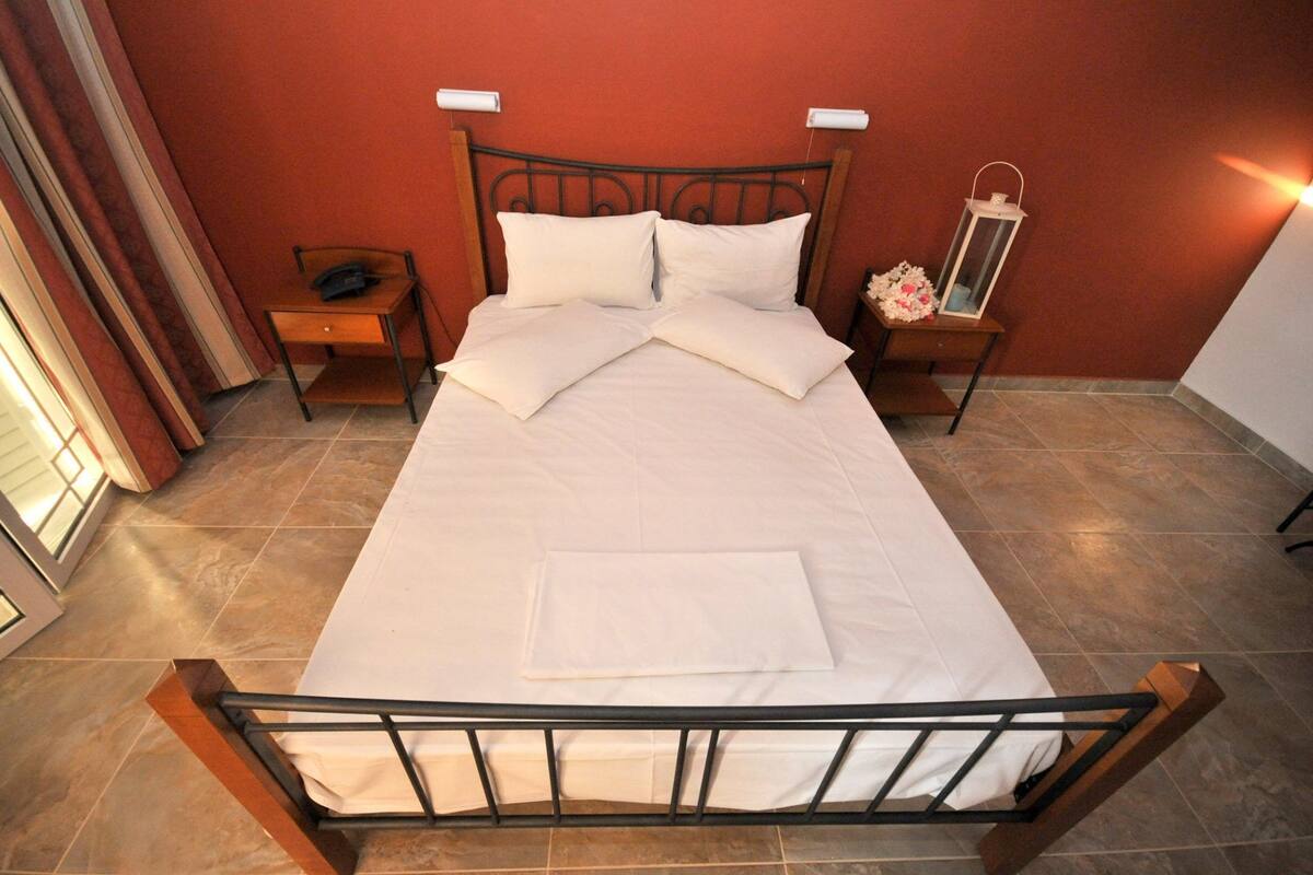 Habitación con 1 cama doble o 2 individuales | Caja fuerte, wifi gratis, ropa de cama