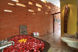 Villa, 3 habitaciones | Baño | Tina y regadera independientes y tina profunda 