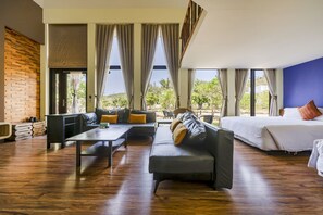 Villa, Blick auf den Innenhof | Schreibtisch, Verdunkelungsvorhänge, schallisolierte Zimmer