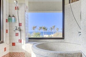 Ocean View King Room | Bathroom - Southern Sun Homestay North (Hengchun)