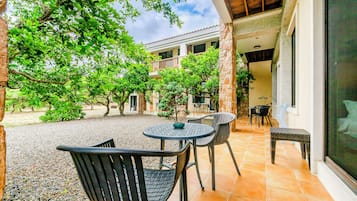 King Room with Garden View | Terrace/patio