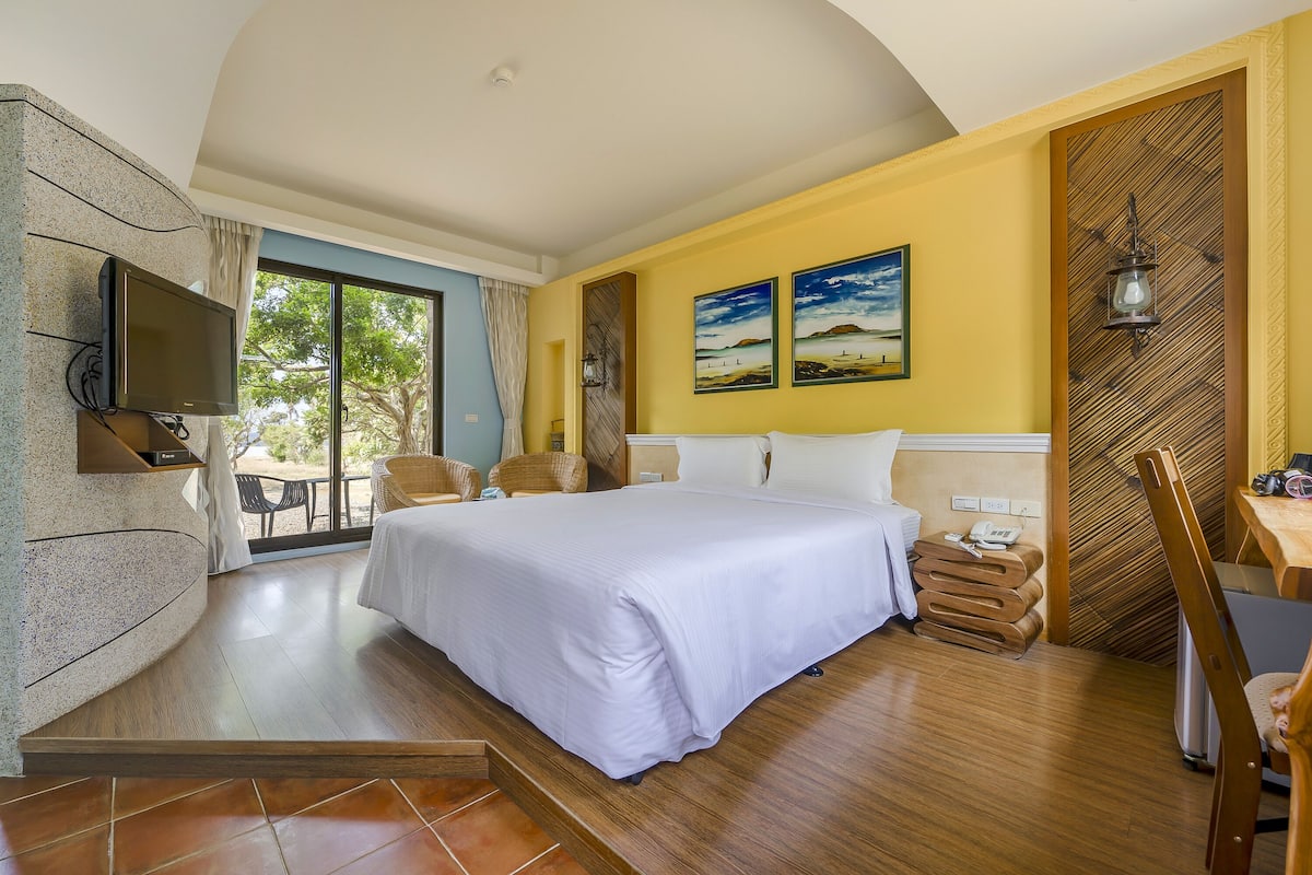 King Room with Garden View | 1 bedroom, desk, blackout curtains, soundproofing