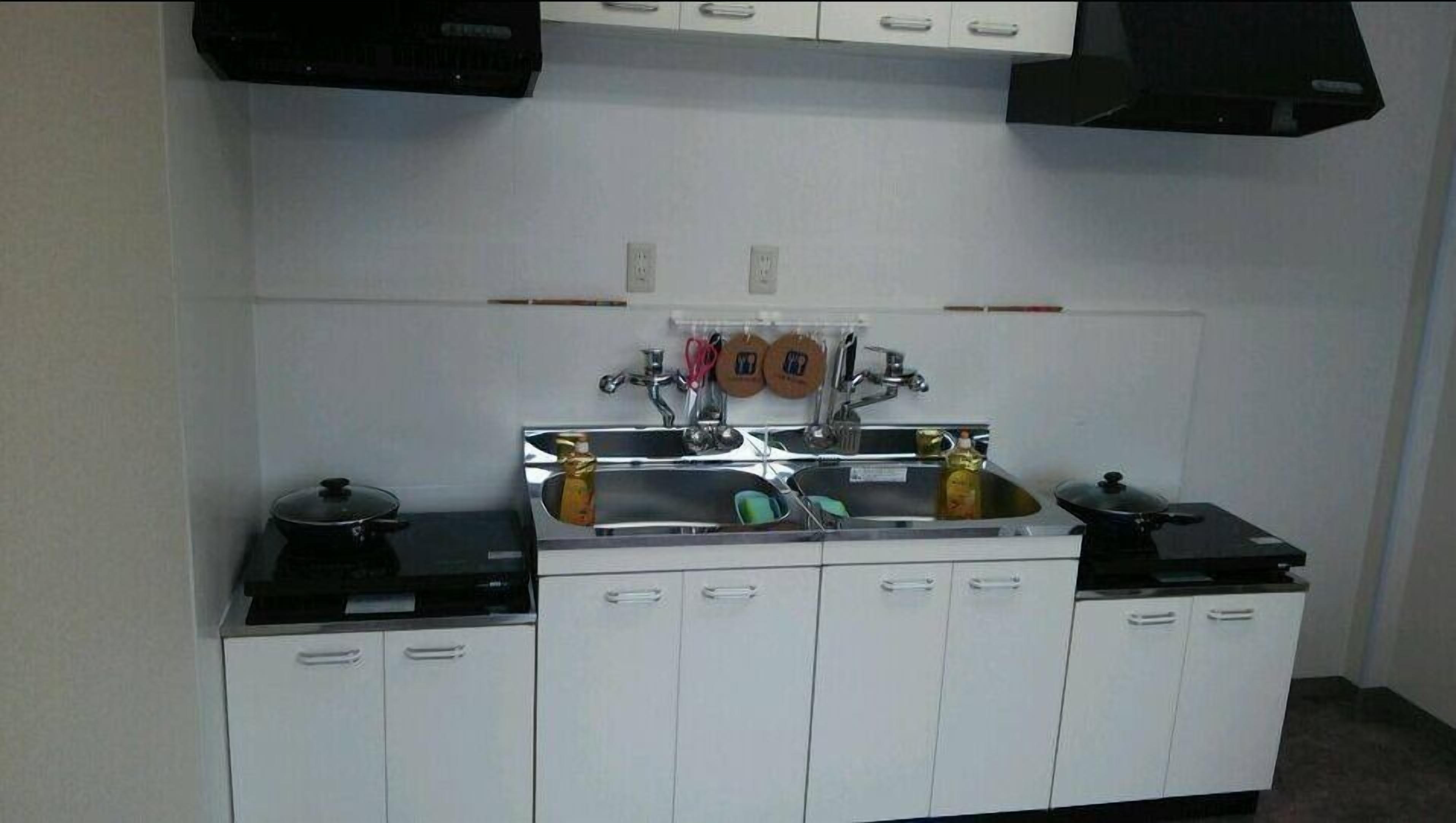 Réfrigérateur, micro-ondes, batterie de cuisine, vaisselle et ustensiles