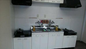 Fridge, microwave, cookware/dishes/utensils - Vitti Lodge & Family Apartment - Hostel (Osaka)