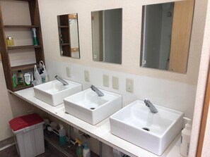 Buồng tắm vòi sen, đồ dùng nhà tắm miễn phí, máy sấy tóc
