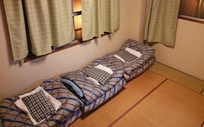 In-room safe, iron/ironing board, free WiFi, bed sheets - Vitti Lodge & Family Apartment - Hostel (Osaka)