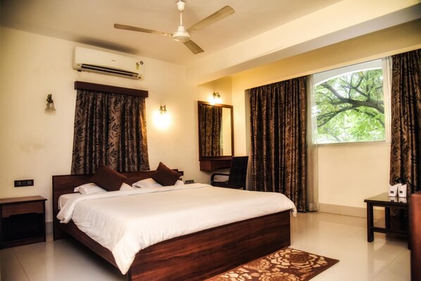 Premium bedding, Tempur-Pedic beds, minibar, in-room safe