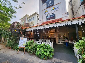 Front of property - Wise Owl Comfotel (Kolkata)