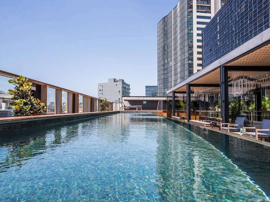Una piscina al aire libre (de 06:00 a 21:30), tumbonas