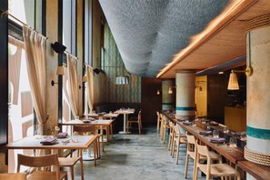 Phục vụ bữa trưa và bữa tối 