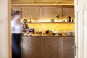 Breakfast area - Alpina Lech Geborgen in den Bergen (Lech am Arlberg)