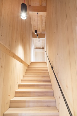Eine Holztreppe mit Handlauf, die nach oben führt.