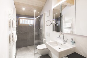 Suite – superior, 1 soverom, fjellutsikt | Bad | Toalettartikler (inkludert), hårføner, badekåper og håndklær