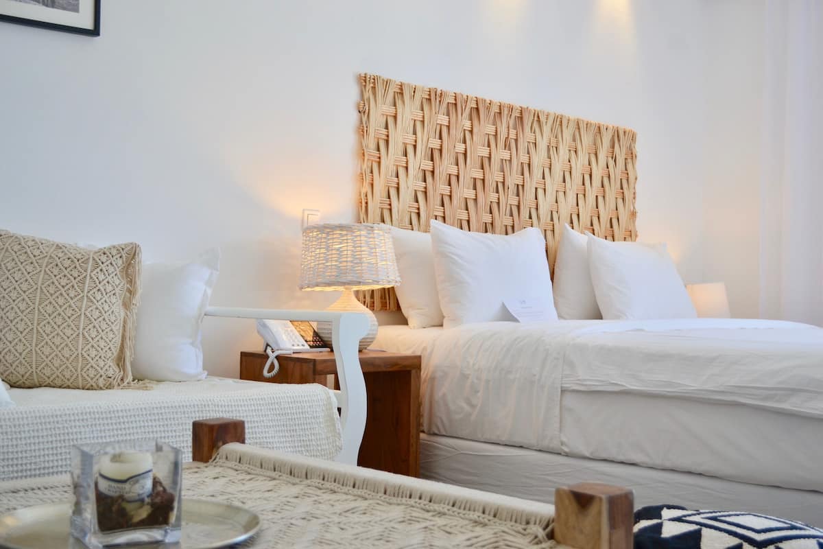 Seprai premium, minibar, brankas, dan meja kerja