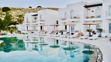 2 outdoor pools, free pool cabanas, pool umbrellas