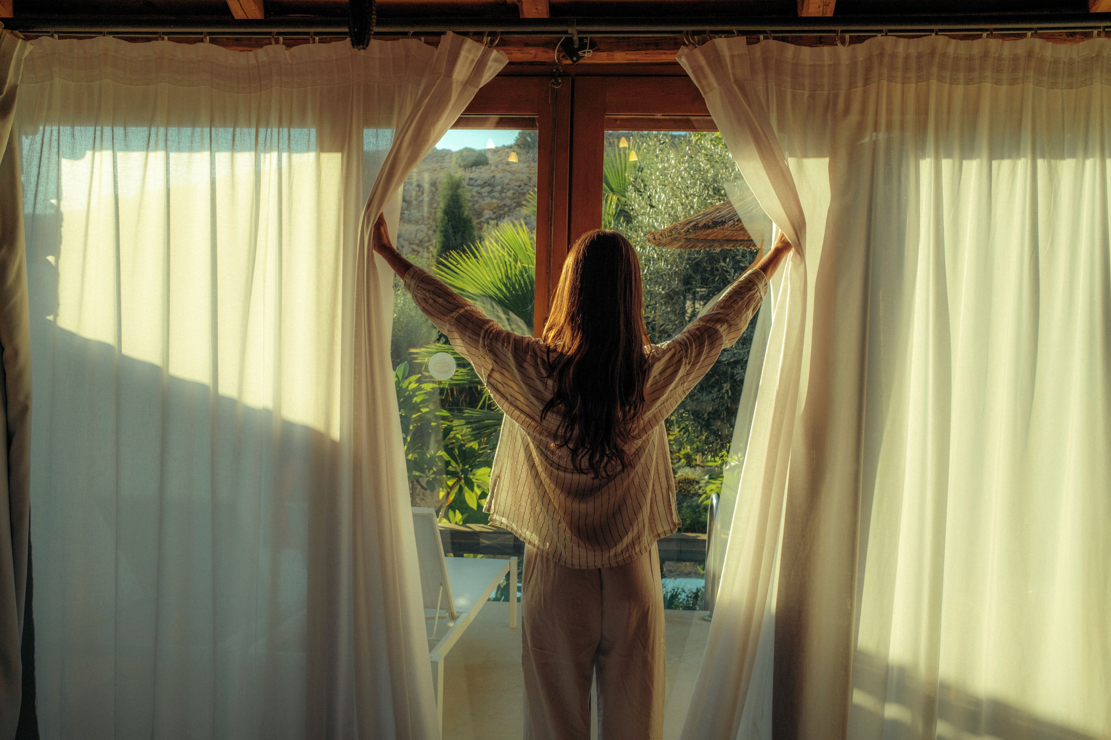 أغطية فراش متميزة وميني بار وخزنة داخل الغرفة ومكتب