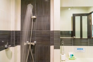 Chuveiro, produtos de toalete grátis, secador de cabelo 