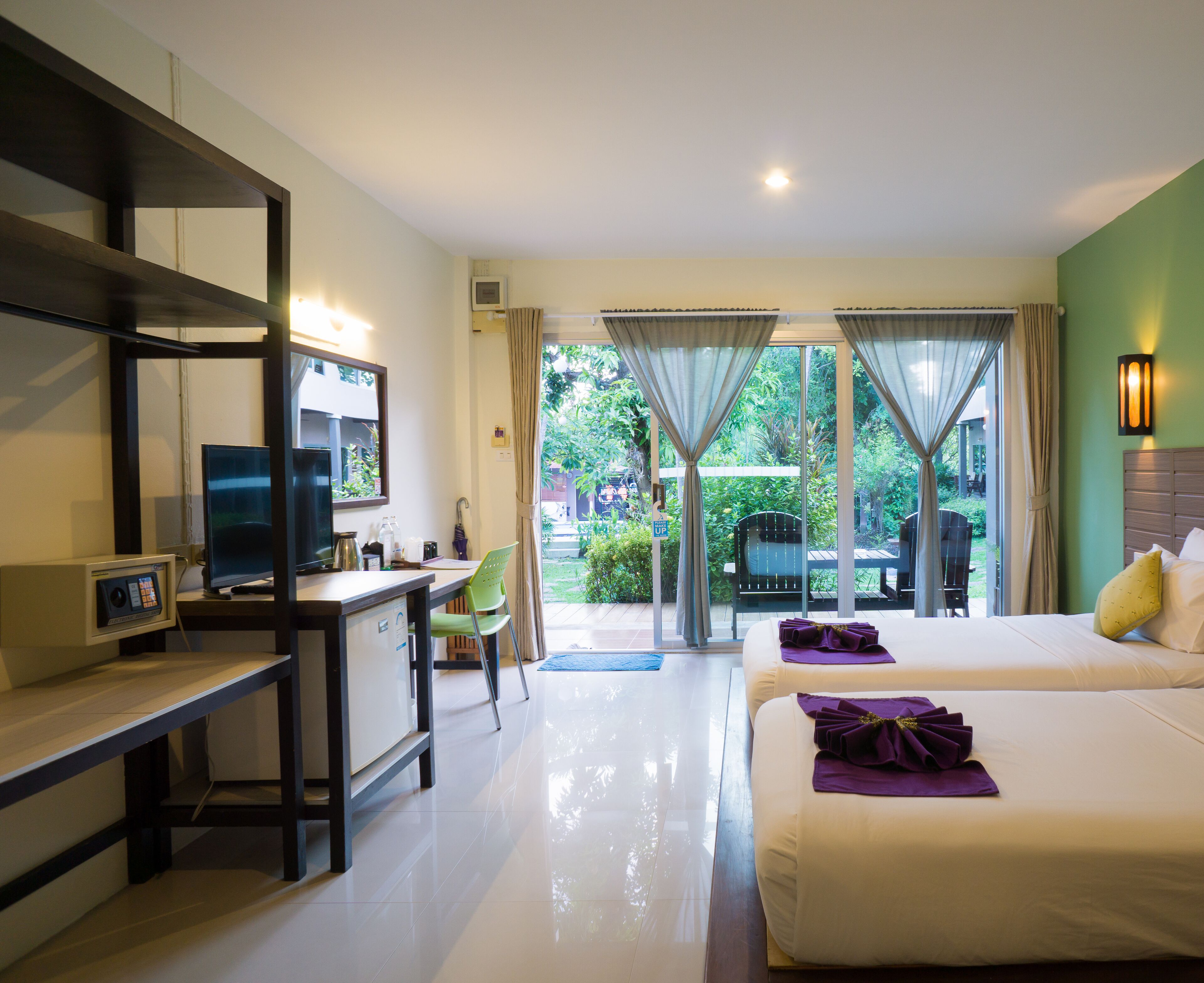 Superior kamer | Een minibar, een kluis op de kamer, een bureau, verduisterende gordijnen