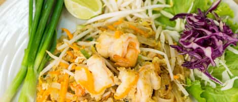 Egy adag Pad Thai, garnélával, csírákkal és zöldségekkel.