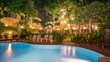 Piscine extérieure, parasols de plage, chaises longues