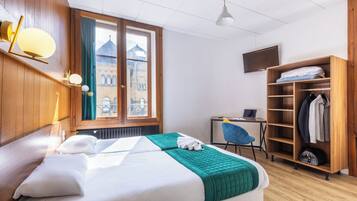 Desk, soundproofing, free WiFi, bed sheets