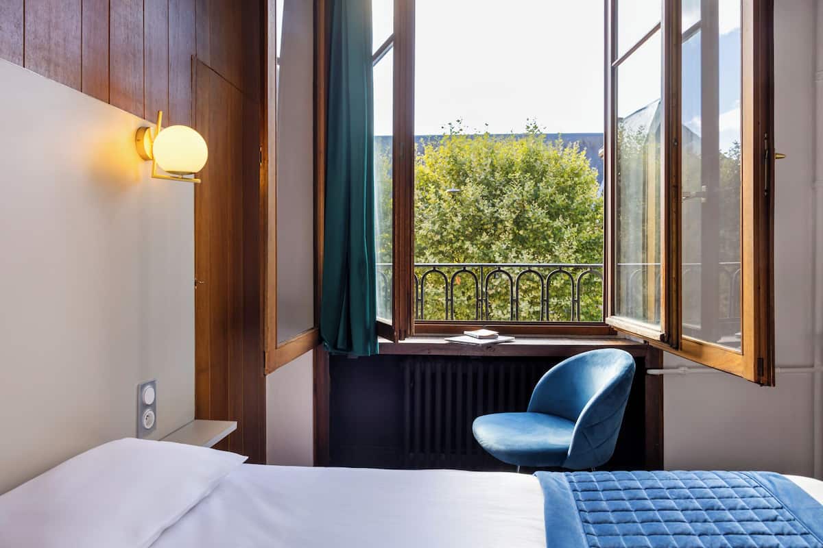Escrivaninha, quartos à prova de som, Wi-Fi de cortesia, roupa de cama