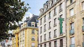 A row of historic buildings with a prominent green sign indicating the Hotel Bristol. - Hôtel Bristol Metz Centre Gare (Metz)