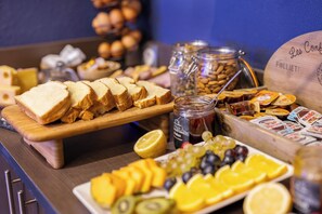 Daily buffet breakfast (EUR 11.90 per person) - Hôtel Bristol Metz Centre Gare (Metz)